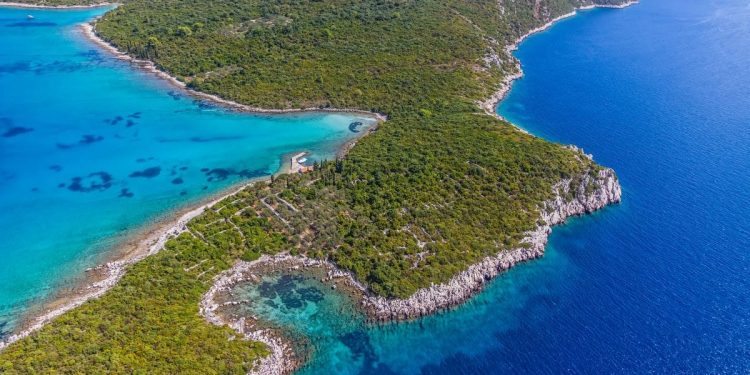 Ukrajinka uništila šumu, ugrozila stanište ptica, skinula oznaku zabrane gradnje pa gradila u zaštićenom obalnom pojasu na Pelješcu!