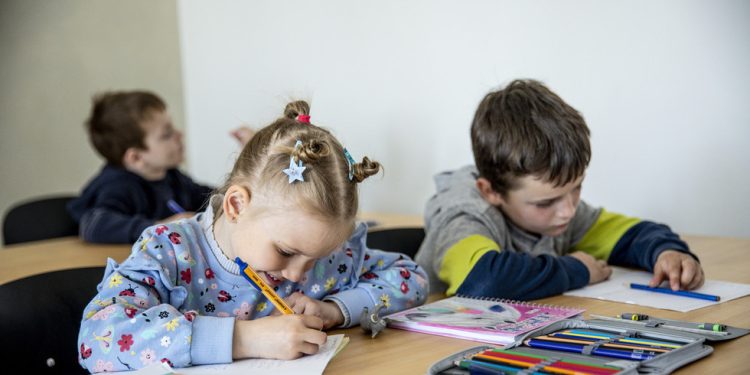 Ukrajinska djeca još uvijek govore ruski – regulator — RT Rusija i bivši Sovjetski Savez