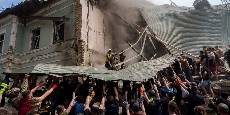 Ukrajinski spasioci nastavljaju potragu u kijevskoj dječjoj bolnici pogođenoj ruskim projektilom