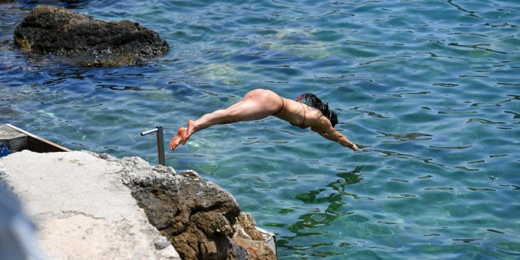 Uvala je jutros bila poput ‘galerije’ aktova: more je privuklo svu ljepotu Dubrovnika