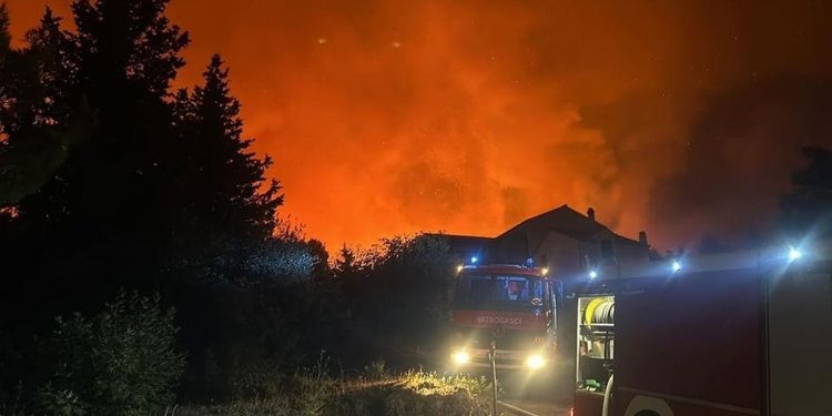 Užasna noć je za vatrogascima, s čime su se borili najbolje pokazuje ova snimka