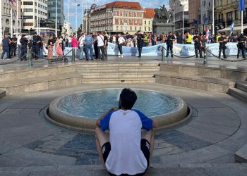 (Uživo) Molitelji na Trgu, prosvjednika malo: Impresivan prizor na nebu