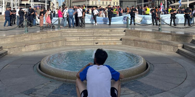 (Uživo) Molitelji na Trgu, prosvjednika malo: Impresivan prizor na nebu