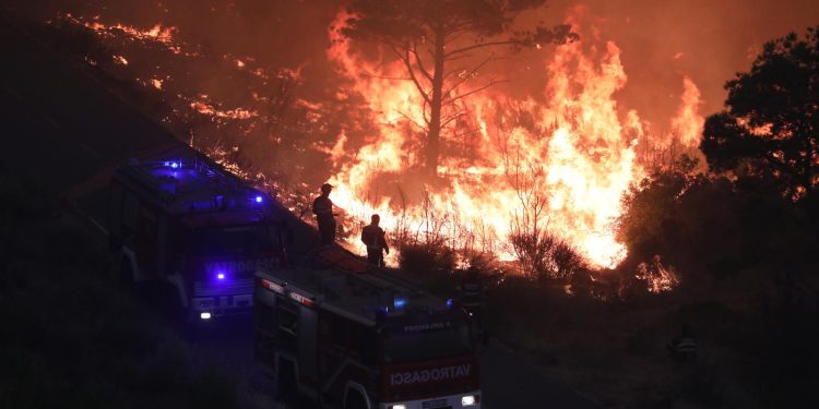 VATRENA BUKTINJA Vatra ušla u PP Biokovo, cijelu noć odjekivale detonacije. Stigli kanaderi | NACIONAL.HR