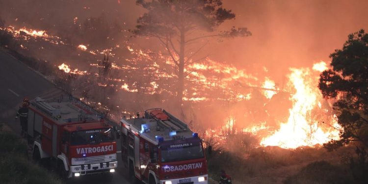 VATRENI PAKAO U DALMACIJI Vatra ušla u Park prirode Biokovo, vatrena linija duga 4 kilometra!