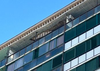 VELIKA OPASNOST S nebodera u Splitu odlomile se betonske ploče i tresnule na parking. ‘Mislili smo da je potres’ | NACIONAL.HR