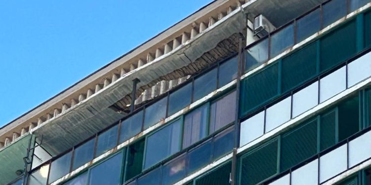 VELIKA OPASNOST S nebodera u Splitu odlomile se betonske ploče i tresnule na parking. ‘Mislili smo da je potres’ | NACIONAL.HR