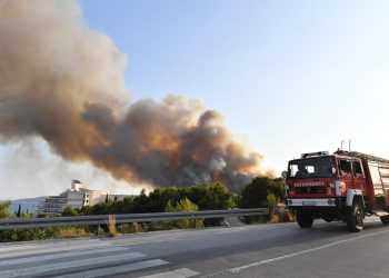 VELIKI POŽAR KOD TROGIRA Gori blizu hotelskog naselja, ugrožene kuće!