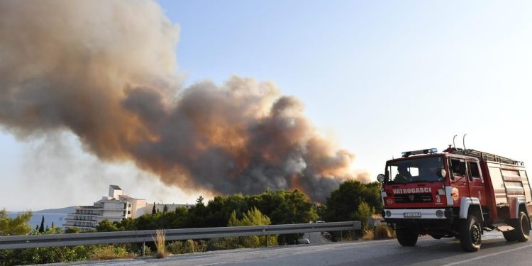 VELIKI POŽAR KOD TROGIRA Gori blizu hotelskog naselja, ugrožene kuće!