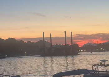 VIDEO Izgorena jahta napustila luku u Makarskoj, pogledajte snimku