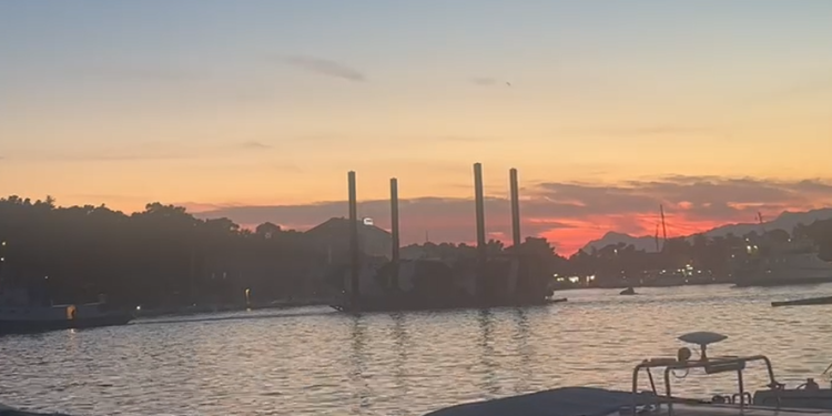 VIDEO Izgorena jahta napustila luku u Makarskoj, pogledajte snimku