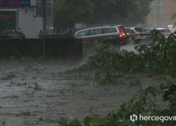 VIDEO Meteorolozi tvrde da je u nekim gradovima Hercegovine vjetar dostizao uraganske udare, na snazi narančasti alarm