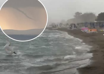 (VIDEO) NEVRIJEME U DALMACIJI Jak vjetar raznosio suncobrane i madrace, stvorila se i pijavica