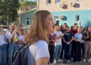 VIDEO Prijatelji iz škole priredili doček Lani Pudar, emotivna razrednica održala govor