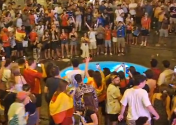 VIDEO Španjolski ‘show‘ u centru Zagreba: Pogledajte ludu proslavu i kupanje u Manduševcu