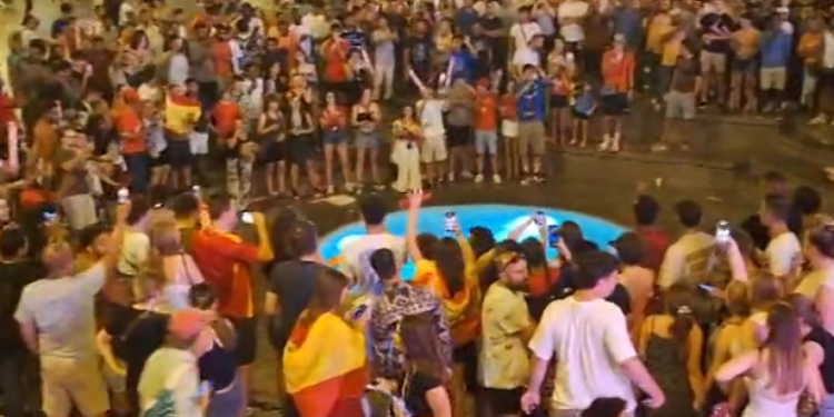 VIDEO Španjolski ‘show‘ u centru Zagreba: Pogledajte ludu proslavu i kupanje u Manduševcu