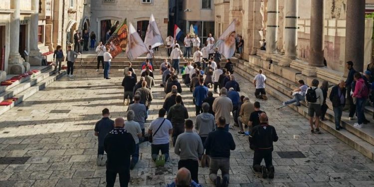 VIDEO Stvaraju li molitelji ugrozu za stanovništvo? Evo što je Šimundiću odgovorio načelnik policije