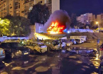 VIDEO Vatra progutala automobile na Pujankama, čak devet ih je zahvaćeno