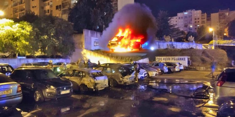VIDEO Vatra progutala automobile na Pujankama, čak devet ih je zahvaćeno