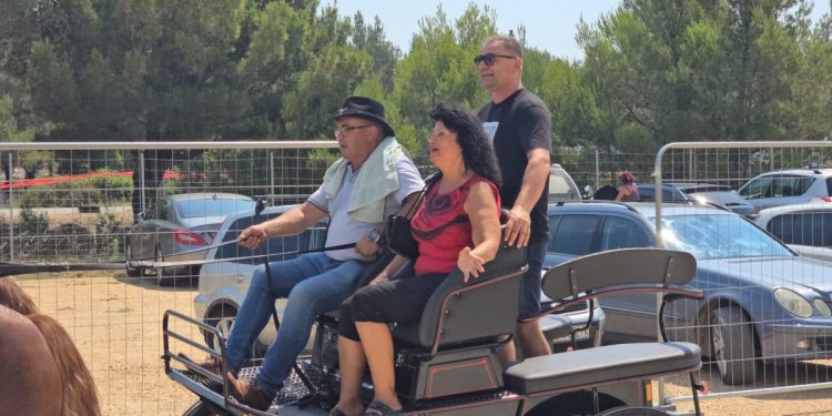 VIDEO Višnja Pevec na kočiji stigla na Benkovački sajam