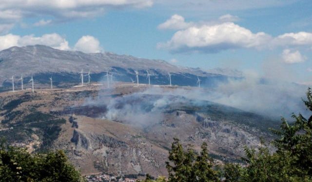 VJETAR OTEŽAVA GAŠENJE Izbio požar na Fortici, sve raspoložive vatrogasne ekipe na terenu