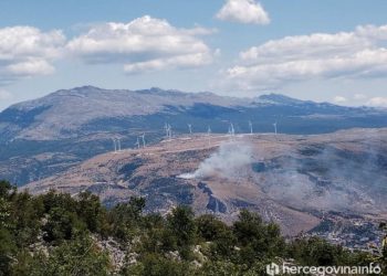 VJETAR OTEŽAVA STVARI Izbio požar na Fortici, ekipe vatrogasaca na terenu