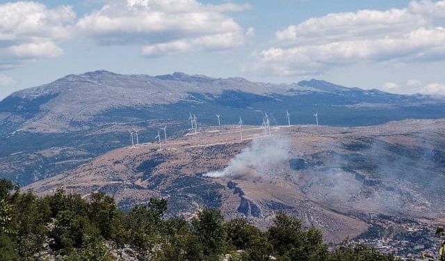 VJETAR OTEŽAVA STVARI Izbio požar na Fortici, ekipe vatrogasaca na terenu