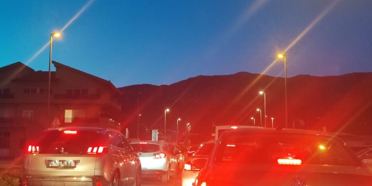 VOZAČI GUBE STRPLJENJE Nesnosne gužve u večernjim satima: “Ne mičemo se s mista”