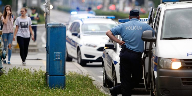 Vatrogasci spasili dvoje djece iz zaključanih automobila: Roditeljima prijeti do 15 godina zatvora