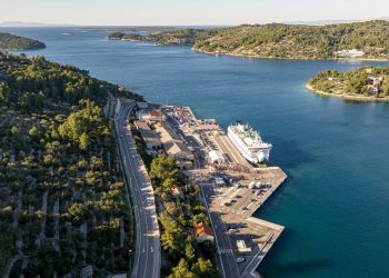 Vela Luka dobila skupi lučki terminal, no prijevoza do mjesta nema i putnici moraju kilometrima pješke!