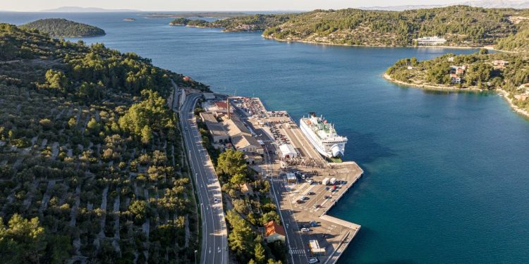 Vela Luka dobila skupi lučki terminal, no prijevoza do mjesta nema i putnici moraju kilometrima pješke!