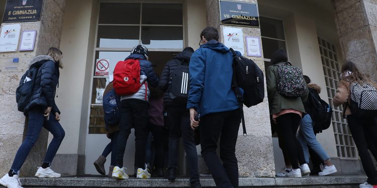 Velike promjene u školskom kalendaru: Dio Hrvata će ostati bez praznika, teško će na skijanje