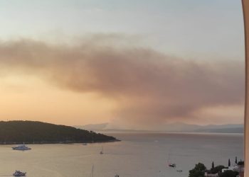 Veliki požar u Segetu vidljiv je i sa Šolte