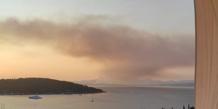 Veliki požar u Segetu vidljiv je i sa Šolte