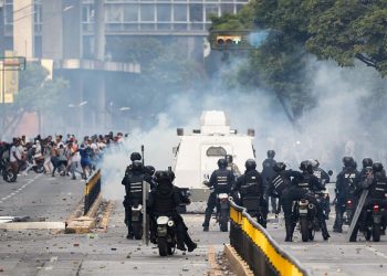 CARACAS POD OPSADOM Prosvjednike u Venezueli mlate i ljevičarske paravojske | NACIONAL.HR