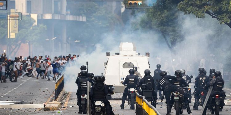 CARACAS POD OPSADOM Prosvjednike u Venezueli mlate i ljevičarske paravojske | NACIONAL.HR