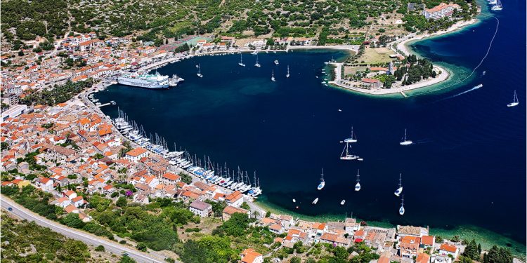 Vis je najnoviji hit na svim turističkim i nautičarskim kartama svijeta. Neotkriven je za turiste bio zbog militarizacije