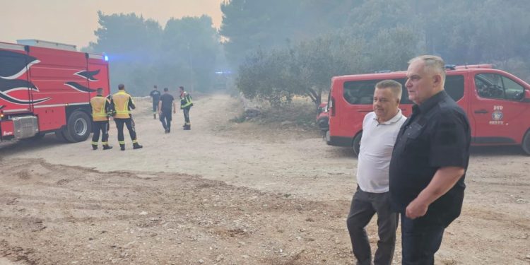 Visoki dužnosnici stigli u Seget. Došli Boban, Sanader, Tucaković i Gabrić. “Nije lokaliziran, ali je pod kontrolom vatrogasaca”