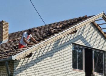 Vjetar podigao krovove i garažu te rušio stabla