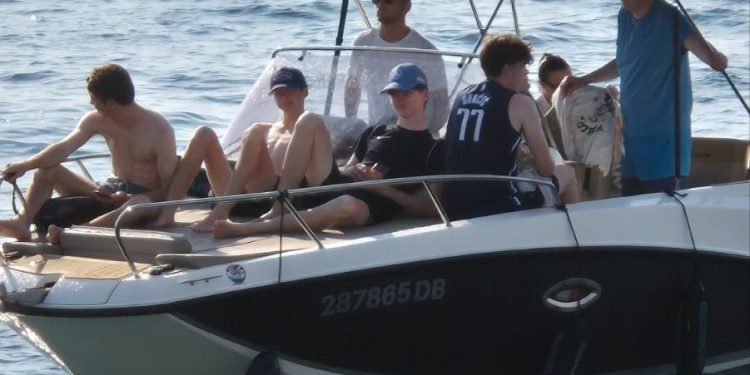 Vlasnik glisera prijavljen da ukrcaje goste unutar ograđene plaže, pa prijavitelju poručio: “Poručujem da mi po**ši ku**inu!”