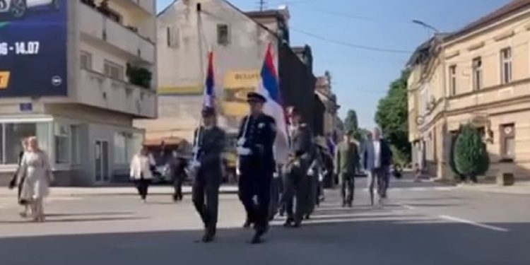 Vojnici Vojske Srbije u uniformama marširali Prijedorom, Dodik oduševljen: ‘Konačno’