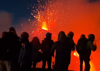Vulkan u susjedstvu eruptirao dok su turisti bili u obilasku: Snimke su nevjerojatne