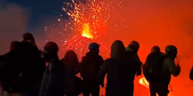 Vulkan u susjedstvu eruptirao dok su turisti bili u obilasku: Snimke su nevjerojatne