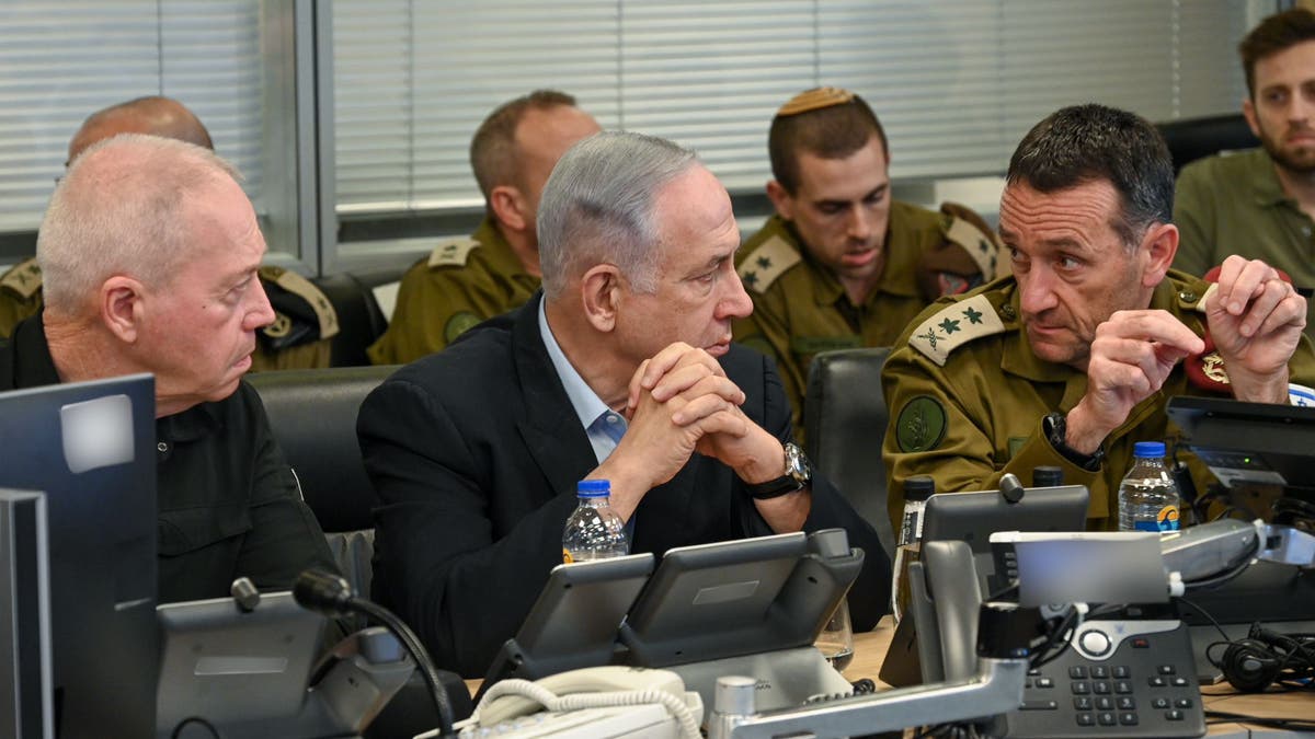 Izraelski premijer Benjamin Netanyahu, ministar obrane Yoav Gallant i načelnik stožera general bojnik Herzi Halevi razgovaraju dok su izraelski zrakoplovi gađali ciljeve Houthia u Jemenu.  (Fotografije zahvaljujući uredu izraelskog premijera.)