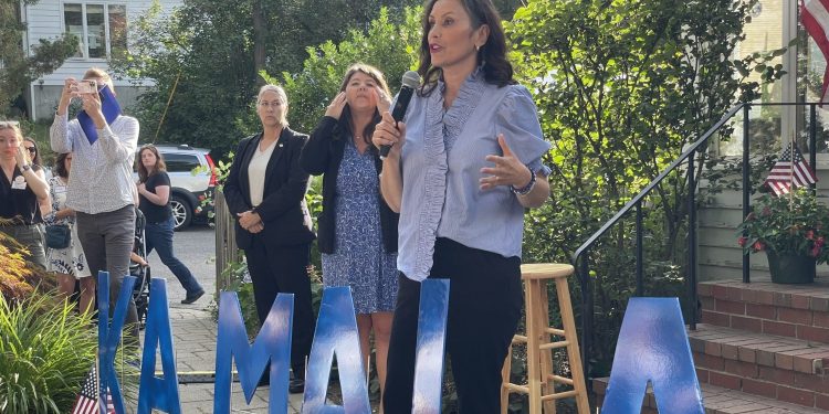 Whitmer optužuje Vancea da je ‘apsolutno izdao’ svoje vrijednosti plavog ovratnika