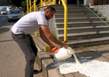 ZAHTJEVA ZAMJENU VETERINARA Nevesinjac u znak prosvjeda drugi put prosipa mlijeko ispred zgrade Općine Nevesinje