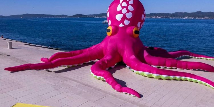 ZAŠTITA MORA Greenpeace na zadarskim “orguljama” postavio divovske hobotnice!