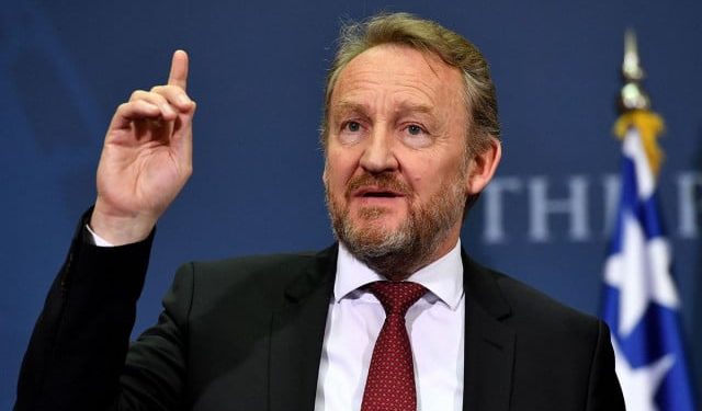 ŽENINA MU NIJE SPORNA Izetbegović rekao da ne može razgovarati s nekim tko ima sumnjivo stečenu diplomu