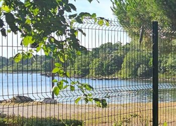 ŽICOM ZATVORENO POMORSKO DOBRO U Vrsaru se građanima onemogućuje slobodno kretanje uz more!