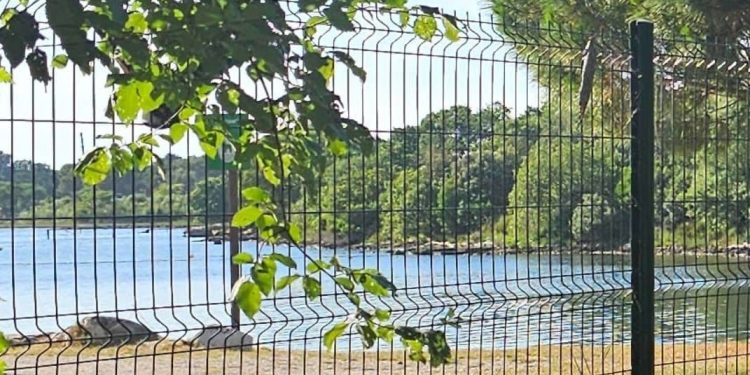 ŽICOM ZATVORENO POMORSKO DOBRO U Vrsaru se građanima onemogućuje slobodno kretanje uz more!